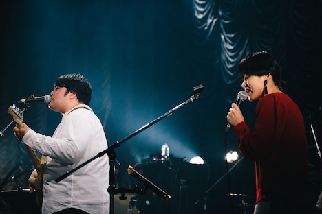 澤部渡(左)とアチコ(右)。(撮影:廣田達也)