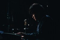 佐藤優介（Key / カメラ＝万年筆）（撮影：廣田達也）