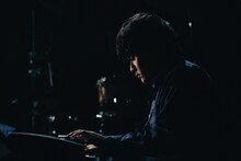 佐藤優介（Key / カメラ＝万年筆）（撮影：廣田達也）