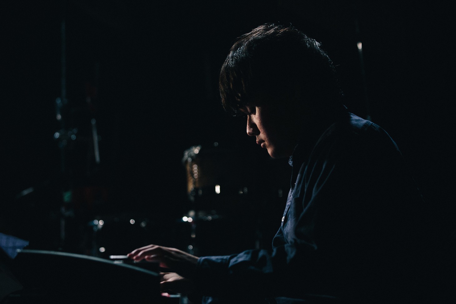 佐藤優介（Key / カメラ＝万年筆）（撮影：廣田達也）