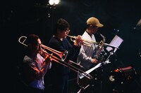 在日ファンクのホーン隊。手前からジェントル久保田（Tb）、村上基（Tp）、橋本剛秀（Alto Sax）。（撮影：廣田達也）