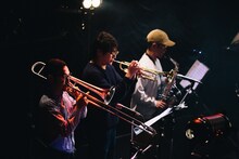 在日ファンクのホーン隊。手前からジェントル久保田（Tb）、村上基（Tp）、橋本剛秀（Alto Sax）。（撮影：廣田達也）