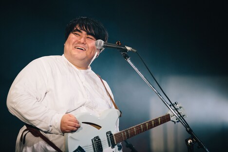 微笑む澤部渡。(撮影:廣田達也)