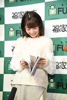 お気に入りの写真が掲載されているページを探す北野日奈子。