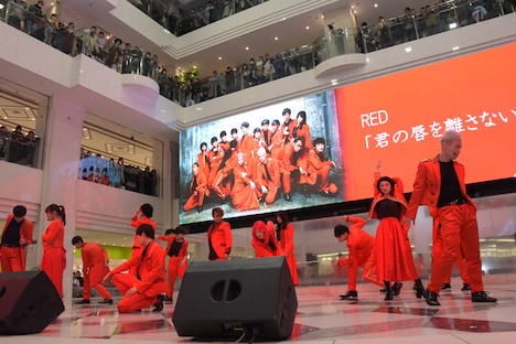 RED「君の唇を離さない」のパフォーマンス。