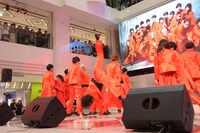 RED「君の唇を離さない」のパフォーマンス。