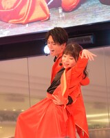 RED「君の唇を離さない」のパフォーマンス。