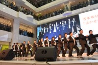 吉本坂46選抜メンバーによる「泣かせてくれよ」。