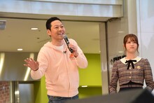 東野幸治と松村沙友理（乃木坂46）。