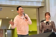 左から東野幸治、松村沙友理(乃木坂46)。