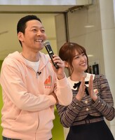 左から東野幸治、松村沙友理（乃木坂46）。