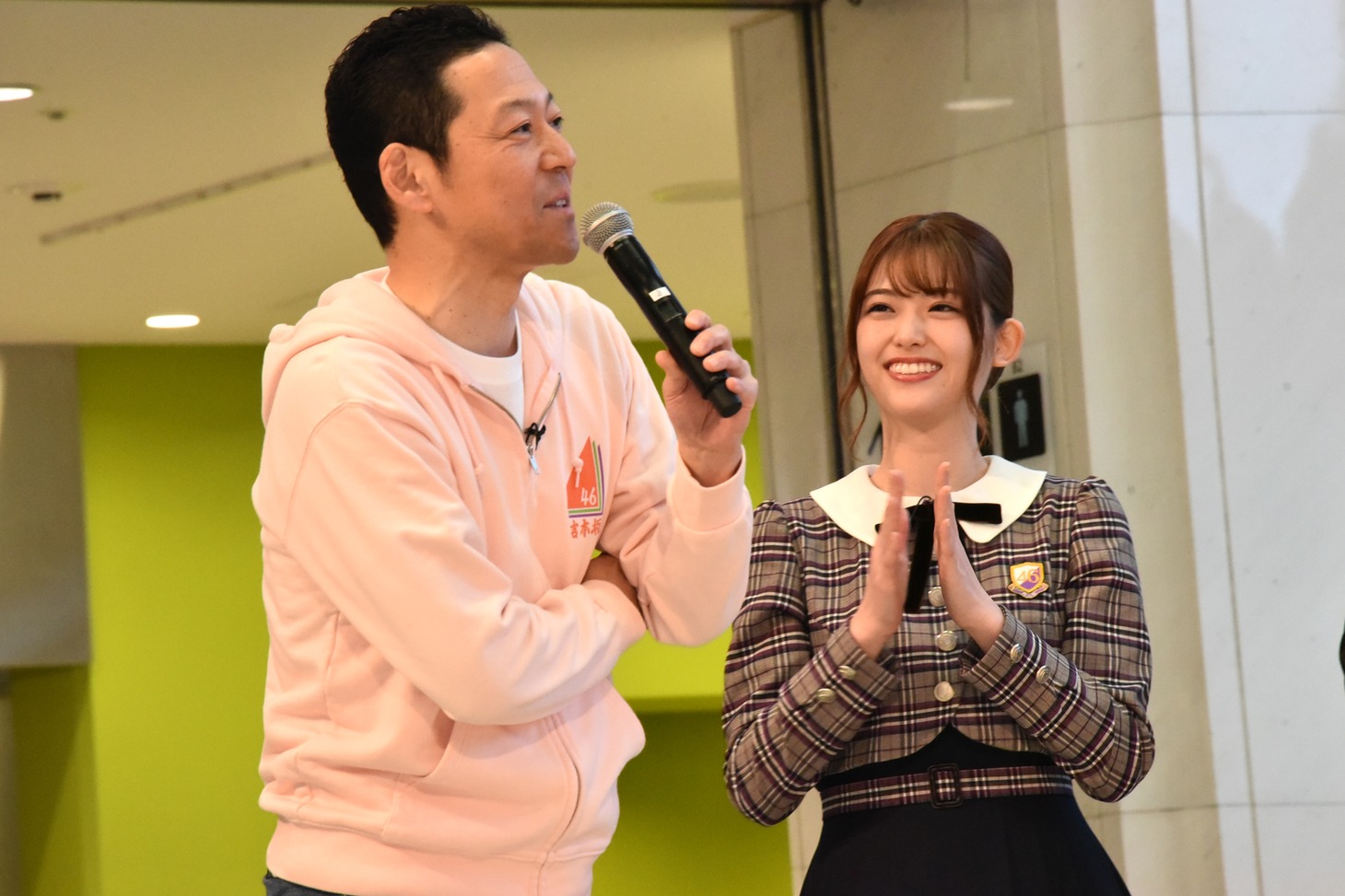 左から東野幸治、松村沙友理（乃木坂46）。
