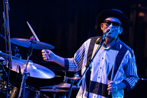 H ZETT KOU（Dr）（Photo by Yuta Ito）