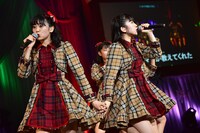 左から坂井仁香、小泉遥香。