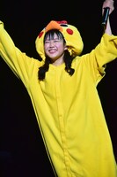 黄色いニワトリの着ぐるみに身を包んだ吉川ひより。