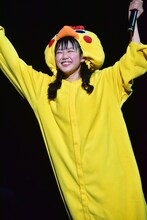 黄色いニワトリの着ぐるみに身を包んだ吉川ひより。