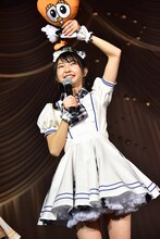 「パブりん」を持つ辻野かなみ。