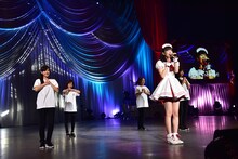 ソロ曲「誰よりいちばん」を歌う坂井仁香。