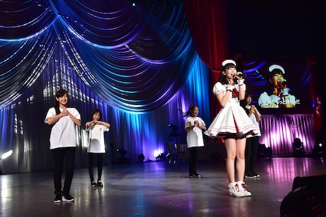 ソロ曲「誰よりいちばん」を歌う坂井仁香。