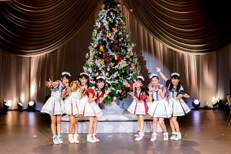 “ときツリ”と記念撮影するときめき▽宣伝部。（撮影：小坂茂雄）