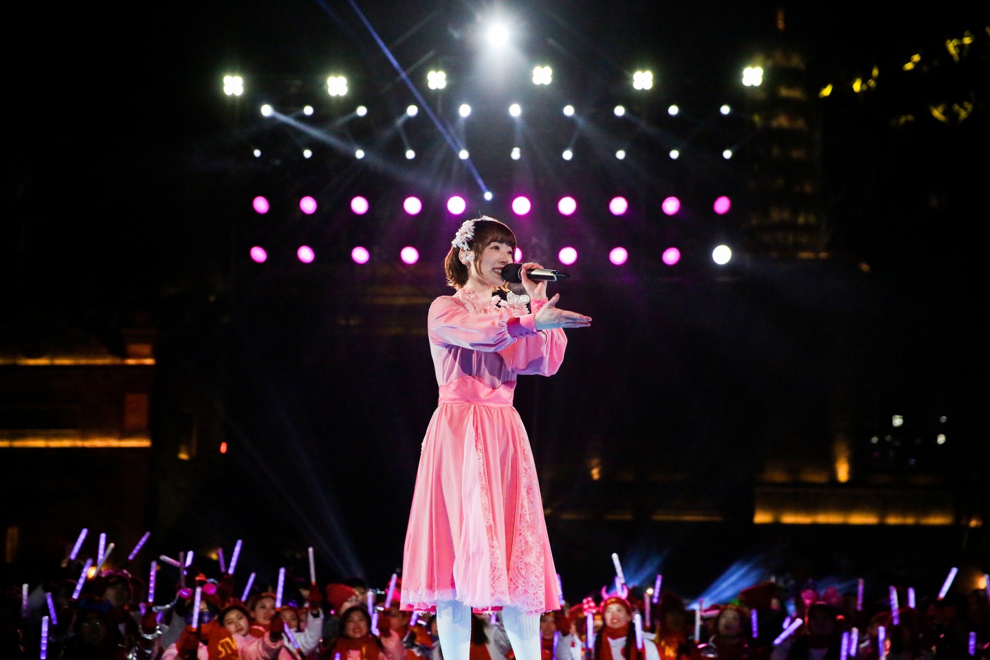 花澤香菜「2019 BTVユニバーサル年越し雪と氷の祭典」収録時の様子。（写真提供：SACRA MUSIC）