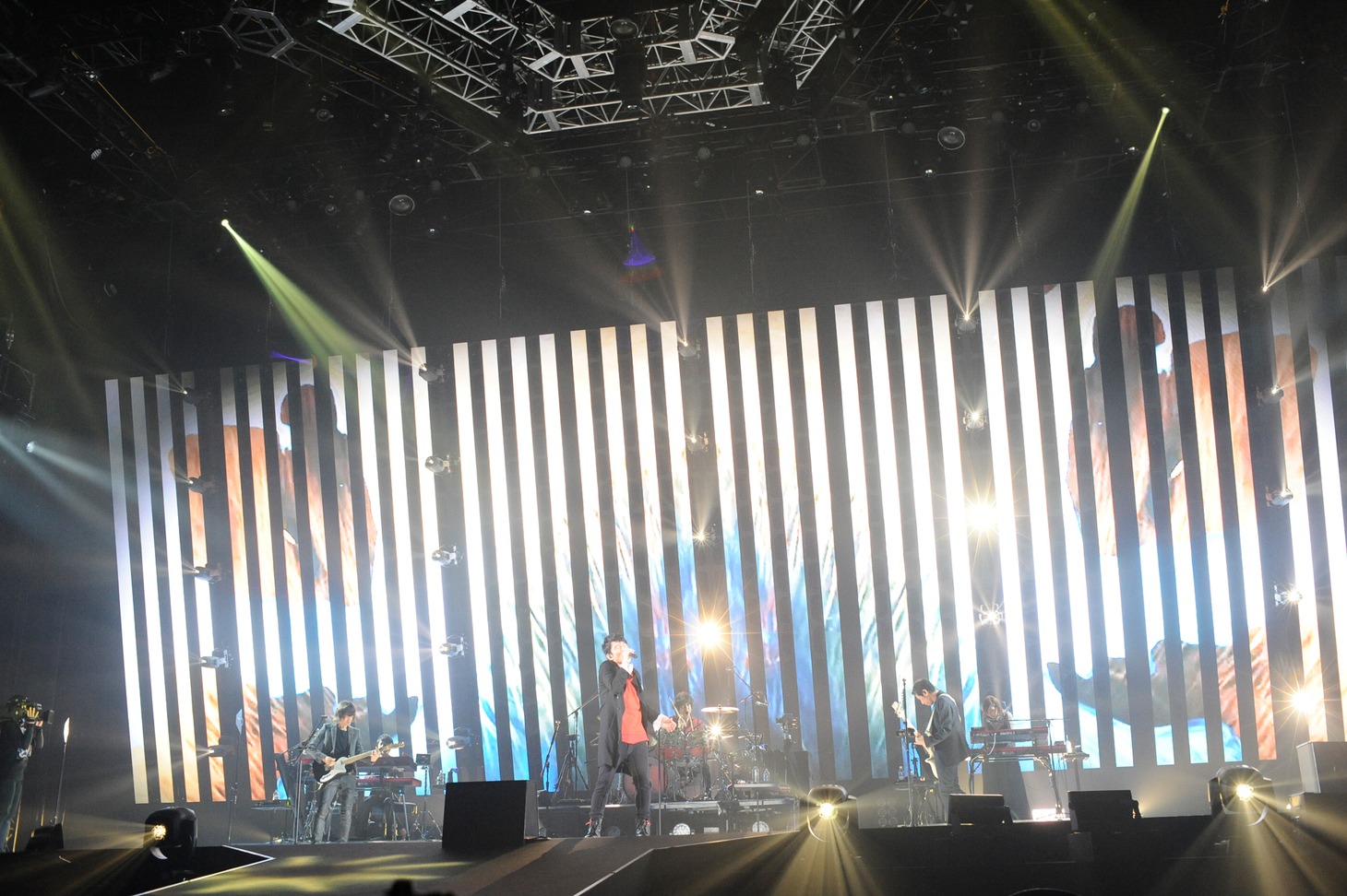 「Mr.Children Tour 2018-19 重力と呼吸」の様子。（撮影：渡部伸 / 写真は神奈川・横浜アリーナ公演時のもの）