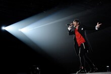 桜井和寿（Vo, G）（撮影：渡部伸 / 写真は神奈川・横浜アリーナ公演時のもの）