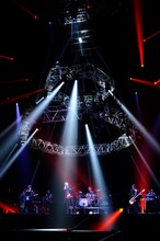 「Mr.Children Tour 2018-19 重力と呼吸」の様子。（撮影：渡部伸 / 写真は神奈川・横浜アリーナ公演時のもの）