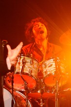 鈴木英哉（Dr）（撮影：渡部伸 / 写真は神奈川・横浜アリーナ公演時のもの）