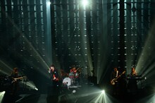 「Mr.Children Tour 2018-19 重力と呼吸」の様子。（撮影：渡部伸 / 写真は神奈川・横浜アリーナ公演時のもの）