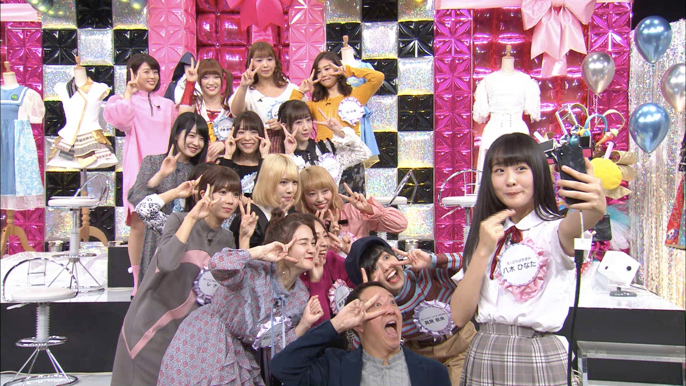 自撮りする元アイドルとMCの高橋茂雄（サバンナ）。(c)テレビ朝日