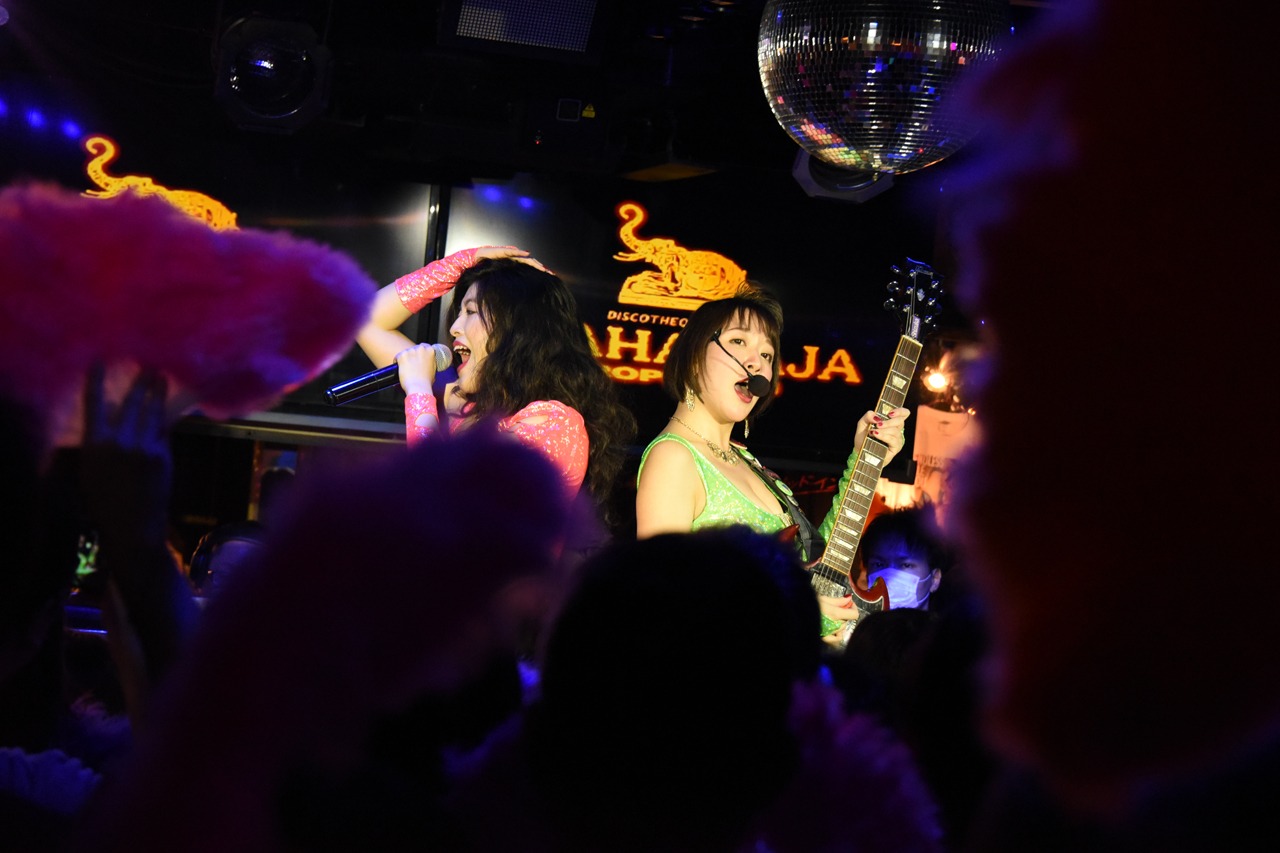 「ベッド・インと踊ろう！ ～恋するマハラジャ SUPER BEAT～」東京・MAHARAJA ROPPONGI公演の様子。