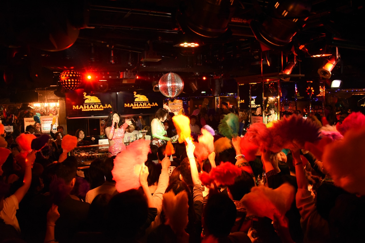 「ベッド・インと踊ろう！ ～恋するマハラジャ SUPER BEAT～」東京・MAHARAJA ROPPONGI公演の様子。
