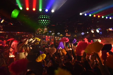 「ベッド・インと踊ろう！ ～恋するマハラジャ SUPER BEAT～」東京・MAHARAJA ROPPONGI公演の様子。