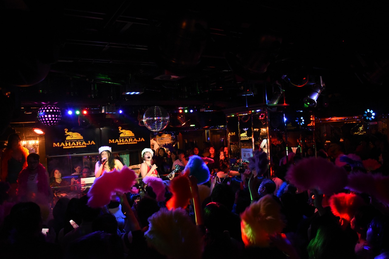 「ベッド・インと踊ろう！ ～恋するマハラジャ SUPER BEAT～」東京・MAHARAJA ROPPONGI公演の様子。