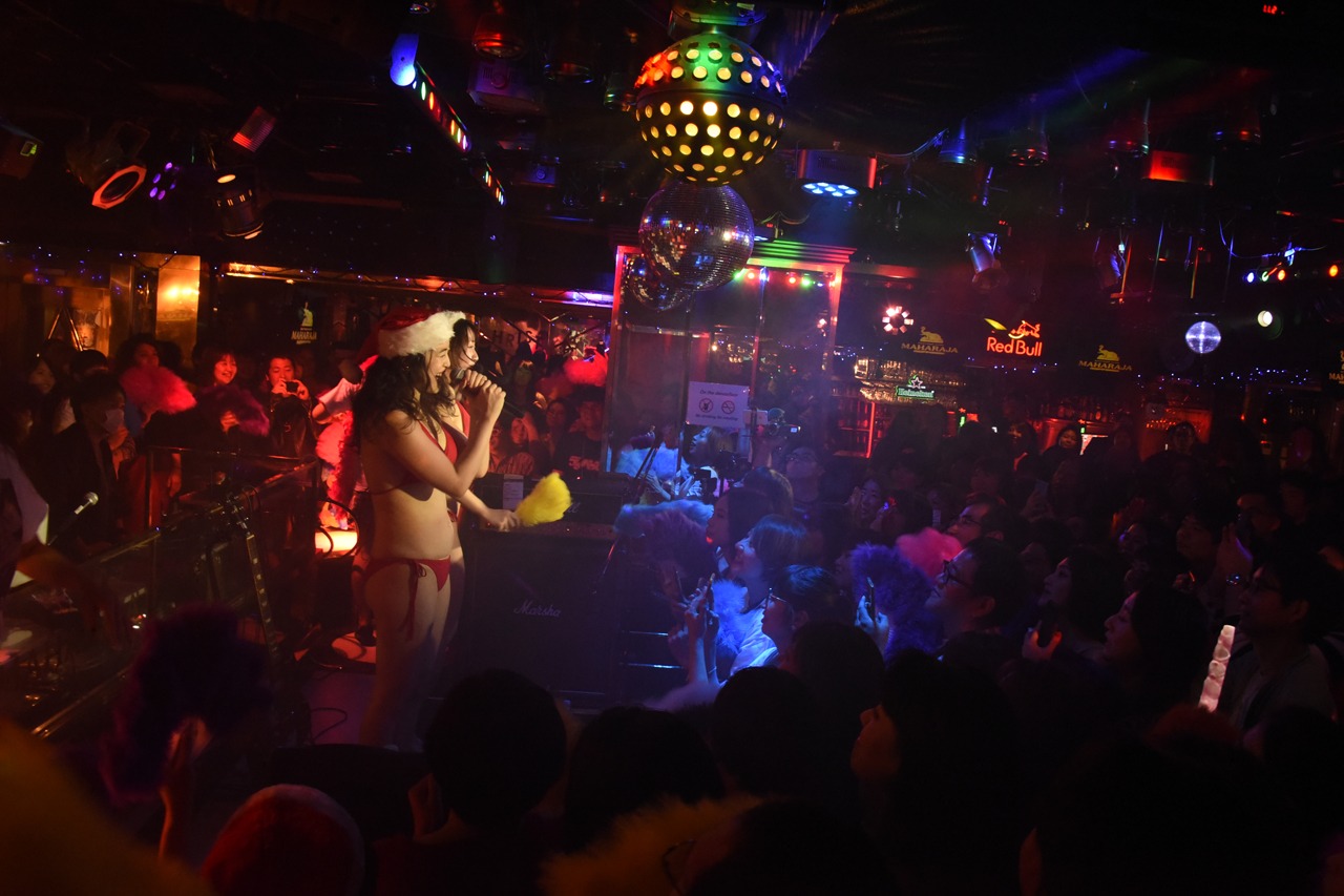 「ベッド・インと踊ろう！ ～恋するマハラジャ SUPER BEAT～」東京・MAHARAJA ROPPONGI公演の様子。