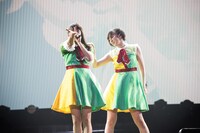 1日目の柏木ひなた（左）＆安本彩花（右）ユニット。