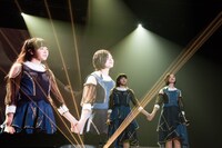 1日目の中山莉子（左）＆小林歌穂（右）ユニット。（写真提供：スターダストプロモーション）