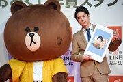 左からLINEのキャラクター・ブラウン、滝沢秀明。
