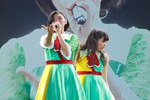 2日目の小林歌穂（左）＆中山莉子（右）ユニット。（写真提供：スターダストプロモーション）