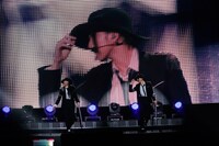 2日目の柏木ひなた（左）＆安本彩花（右）ユニット。（写真提供：スターダストプロモーション）