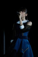 2日目は星名美怜の欠席によりソロで「リフレインが、ずっと」を歌った真山りか。（写真提供：スターダストプロモーション）