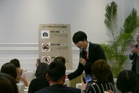 ファンと握手をする吉田結威（G, Vo）。