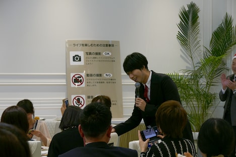 ファンと握手をする吉田結威（G, Vo）。