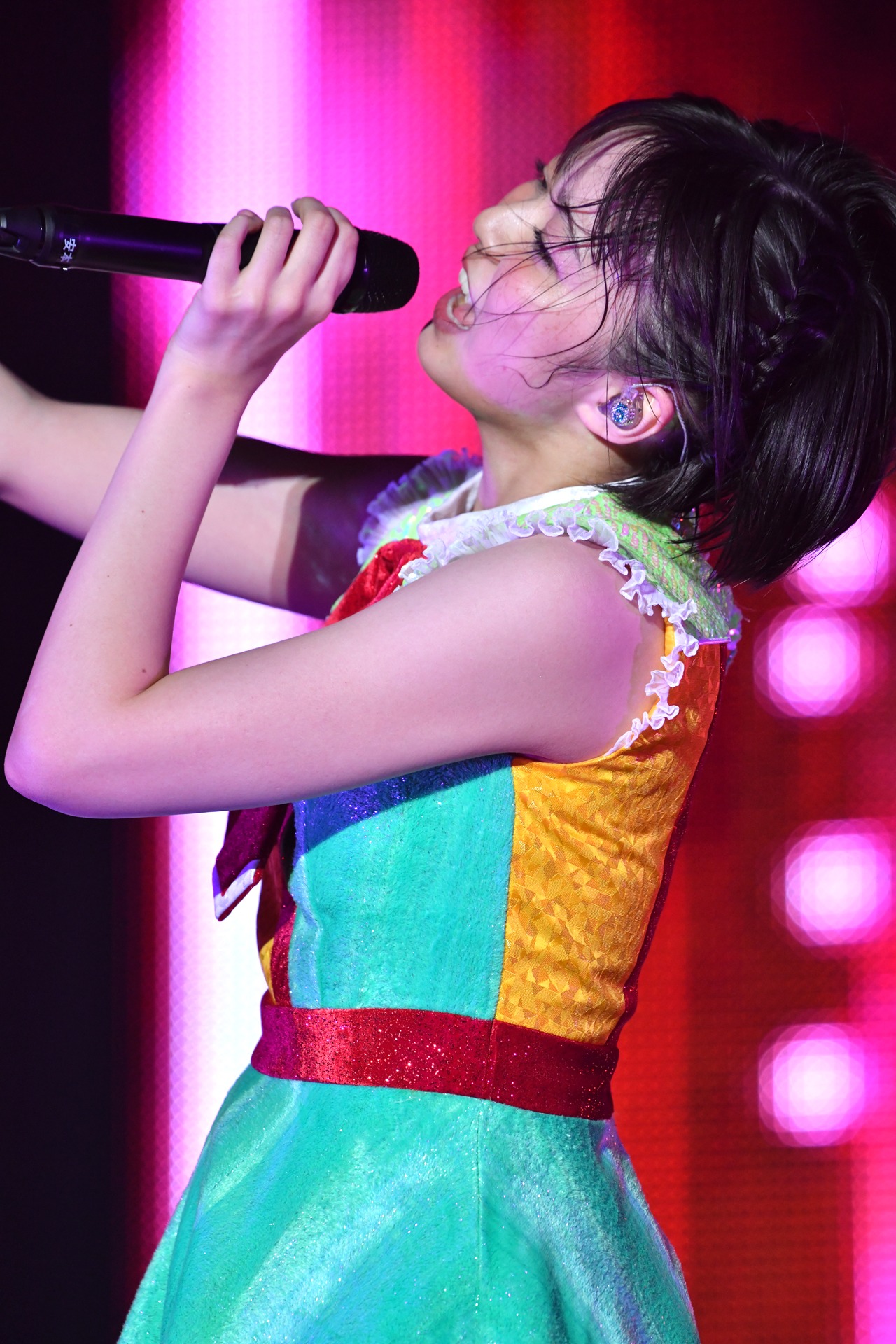 安本彩花
