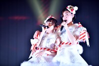 左から真山りか、小林歌穂。