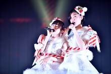 左から真山りか、小林歌穂。