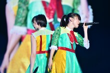 「中目黒の冬風・・・NAMIDA」を歌う安本彩花（左）と真山りか（右）。