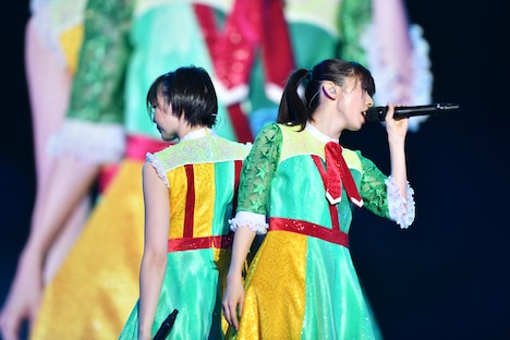 「中目黒の冬風・・・NAMIDA」を歌う安本彩花（左）と真山りか（右）。