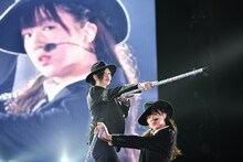 b.l.a.c.k_h.O.l.e」を歌う小林歌穂（左）と中山莉子（右）。